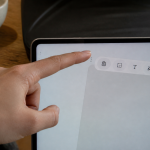 Doigt pointant vers icone presse-papier sur ecran Samsung