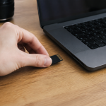 Carte SD insérée dans un lecteur USB sur bureau blanc