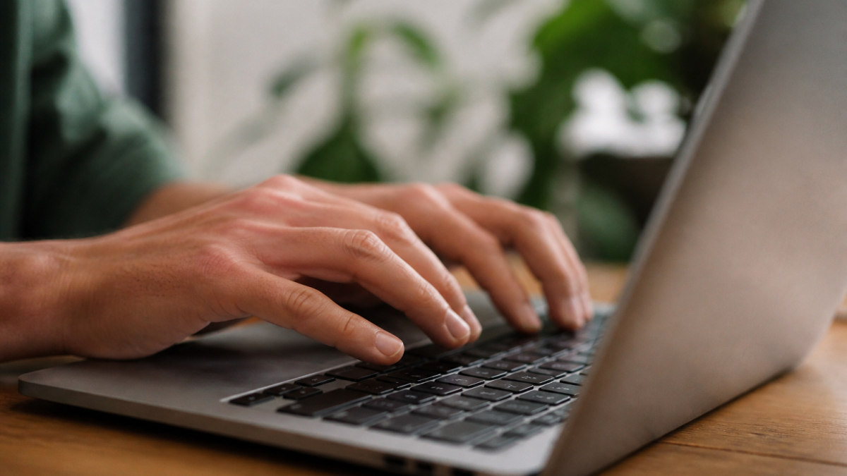 Doigts appuyant sur touches clavier ordinateur immobile