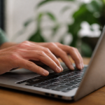 Doigts appuyant sur touches clavier ordinateur immobile