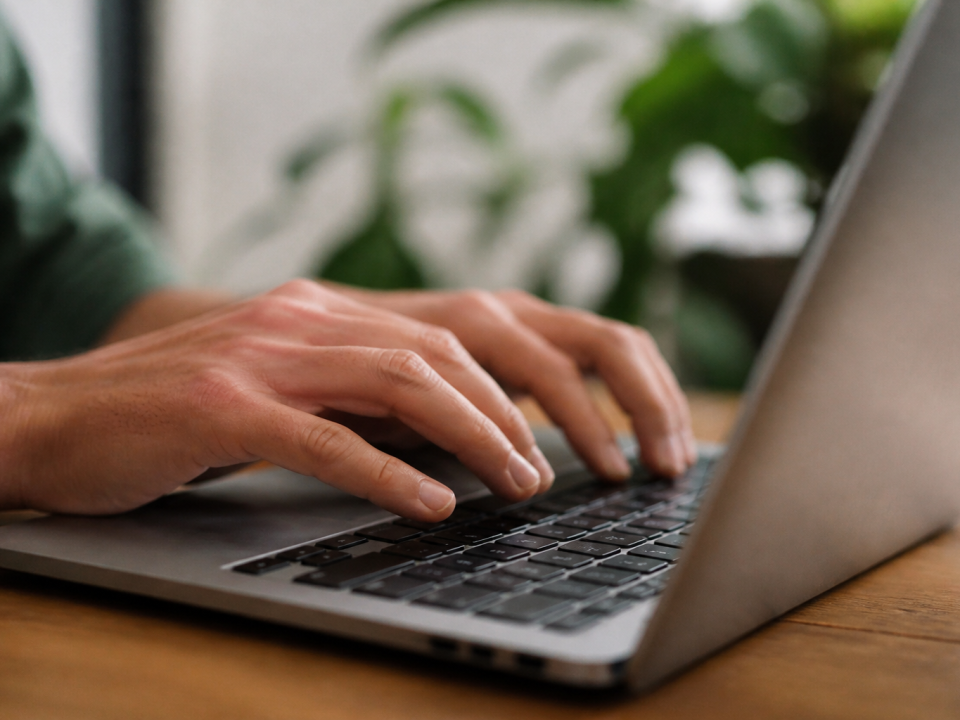Doigts appuyant sur touches clavier ordinateur immobile