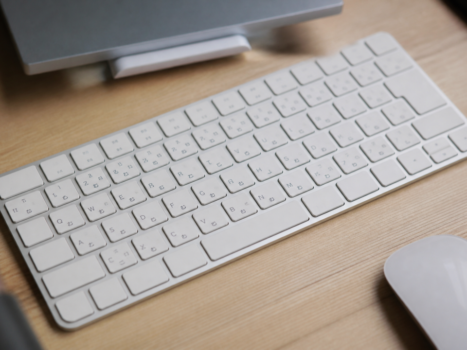 Clavier d'ordinateur avec caracteres japonais et lettres latines