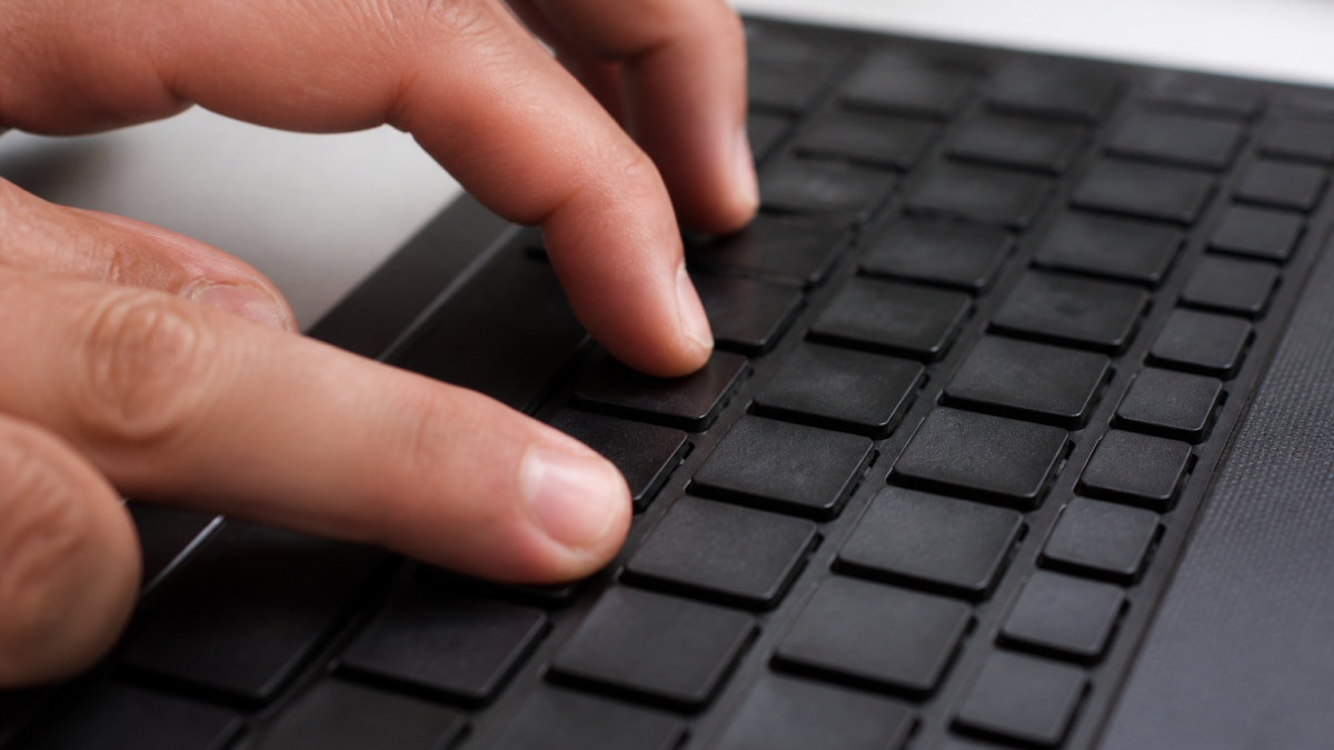 Doigts appuyant simultanement sur touches clavier pour symbole euro