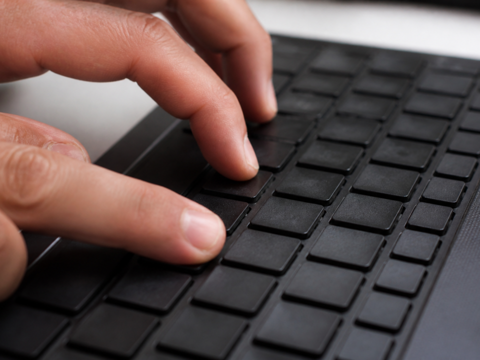 Doigts appuyant simultanement sur touches clavier pour symbole euro