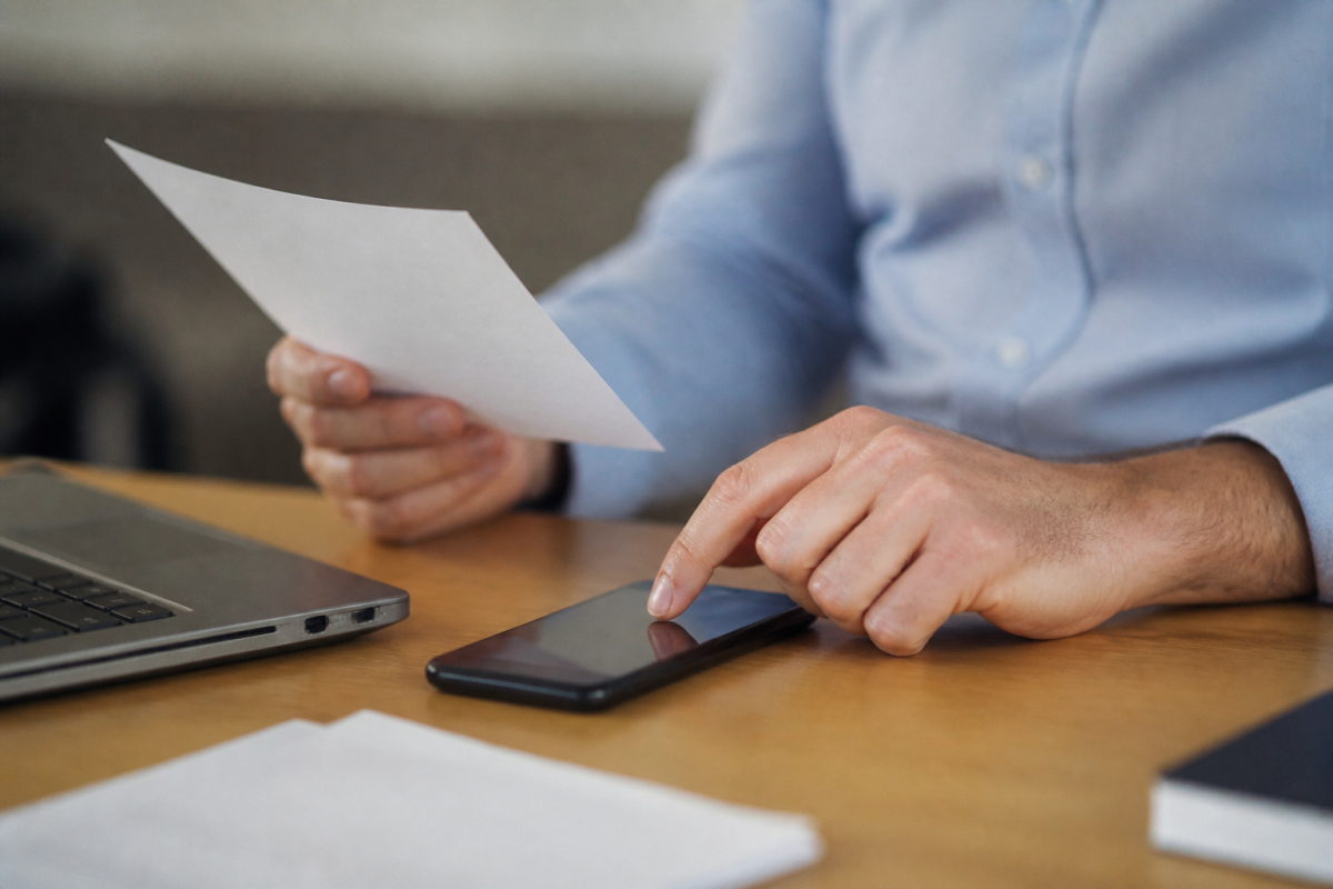 Mains copiant symbole euro depuis document vers champ texte