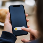 Doigt appuyant sur bouton debloquer dans application Snapchat mobile