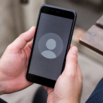 Smartphone affichant l'ecran de contact bloque dans application messagerie