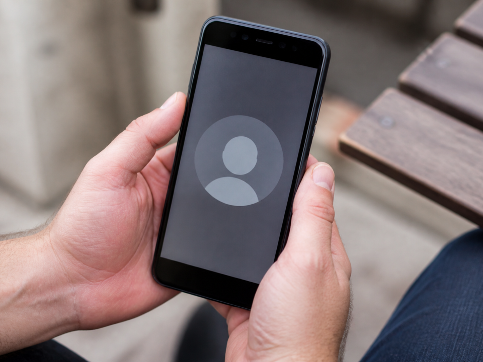 Smartphone affichant l'ecran de contact bloque dans application messagerie