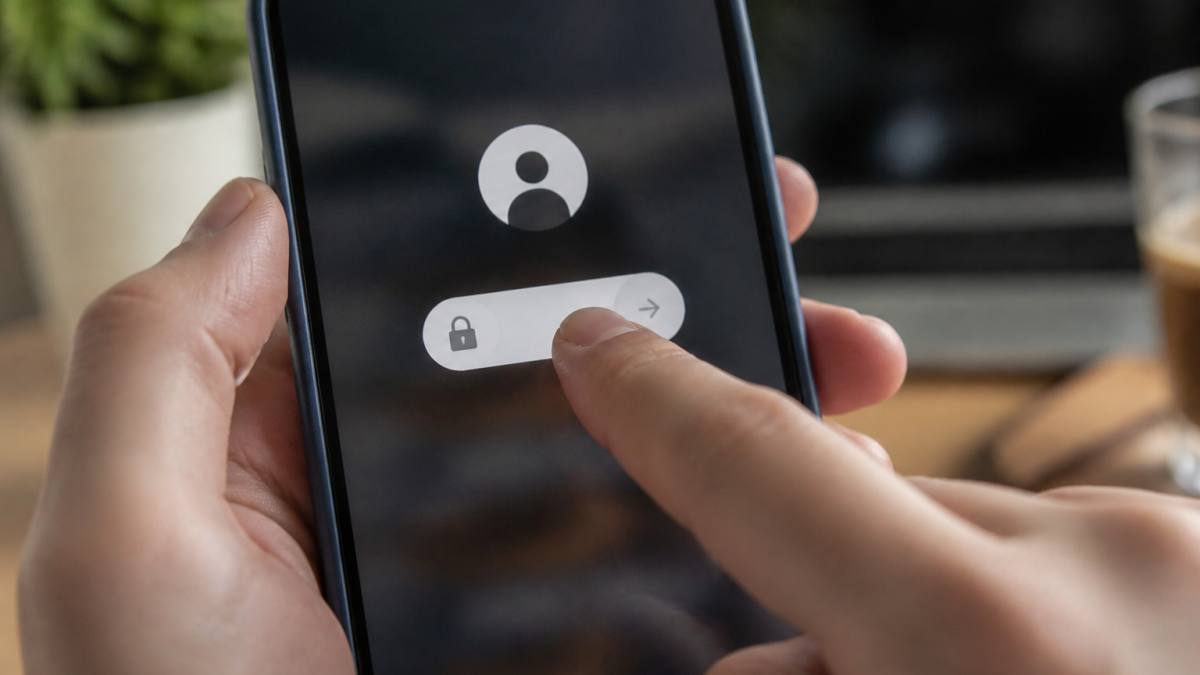 Doigt appuyant sur bouton debloquer profil reseau social
