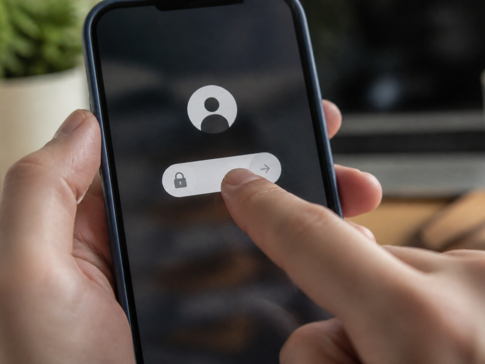 Doigt appuyant sur bouton debloquer profil reseau social