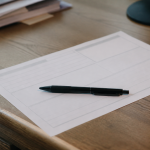 Formulaire officiel pose sur bureau avec stylo noir position horizontale