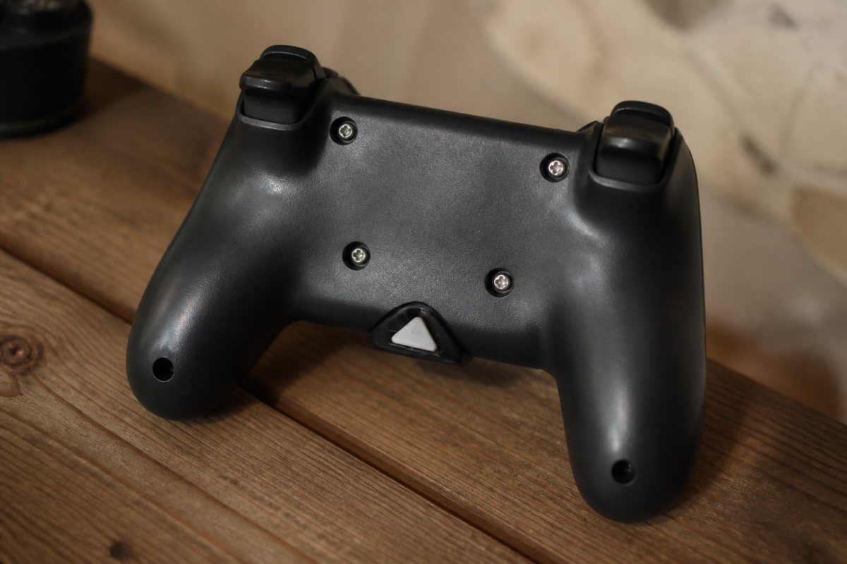 Manette noire avec vis visibles et pic plastique bleu