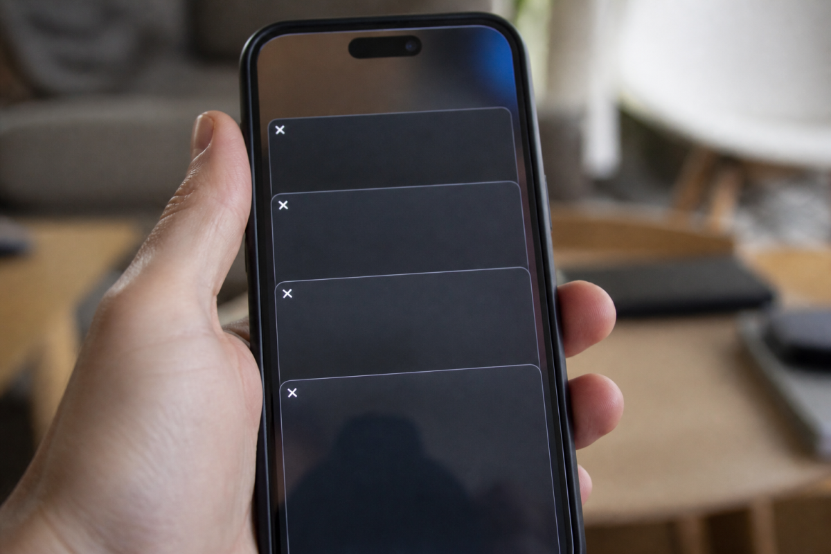 Ecran iPhone affichant onglets privés Chrome avec icones fermeture visibles