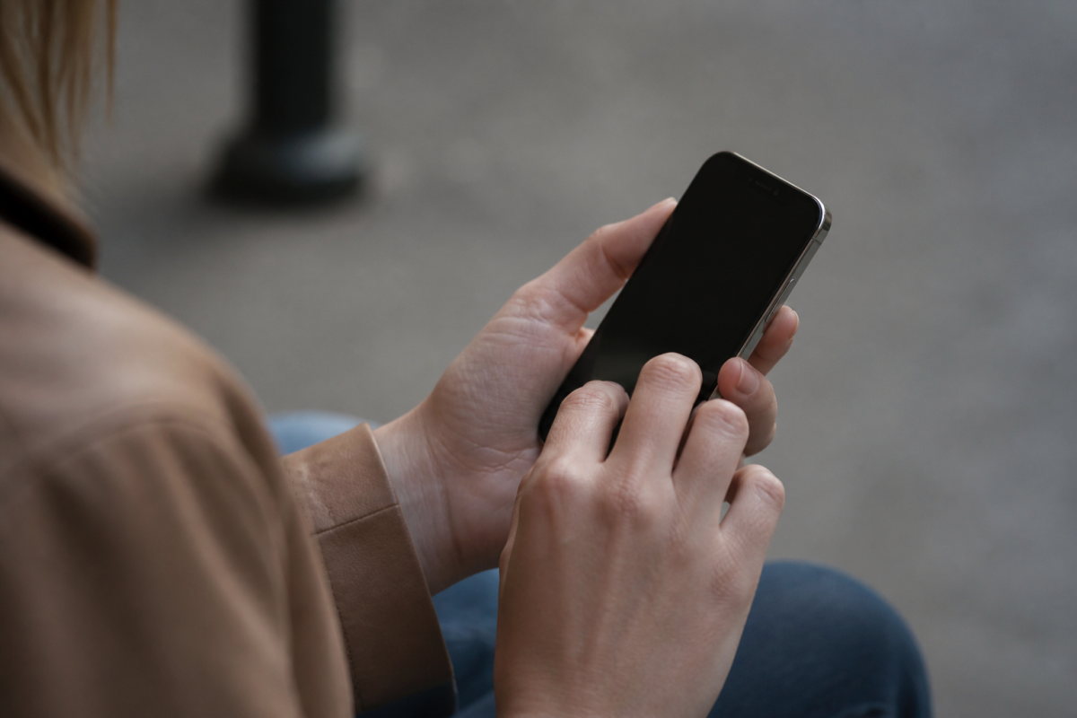 Utilisateur se reconnectant a compte Apple sur iPhone