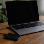 Disque dur externe branché sur ordinateur portable, écran vide