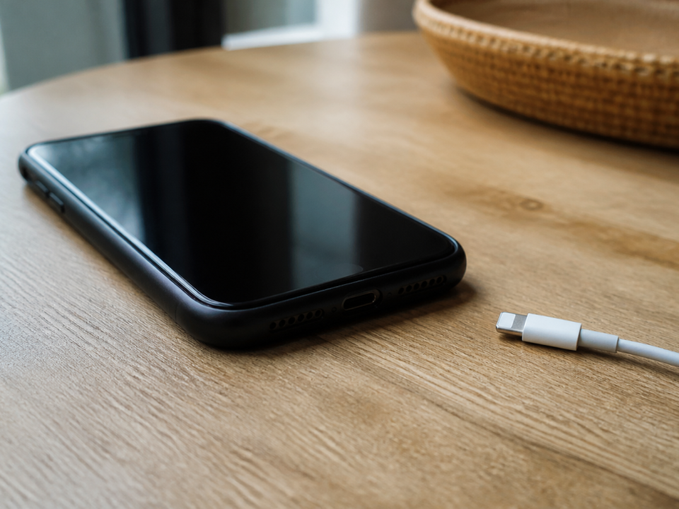 Smartphone pose sur table avec cable de charge debranche