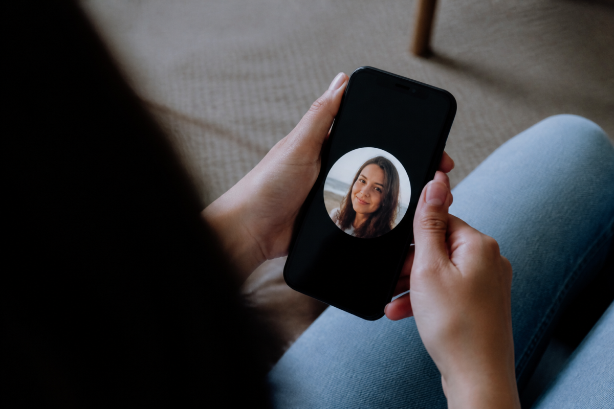 Ecran smartphone affichant profil utilisateur redevenu visible