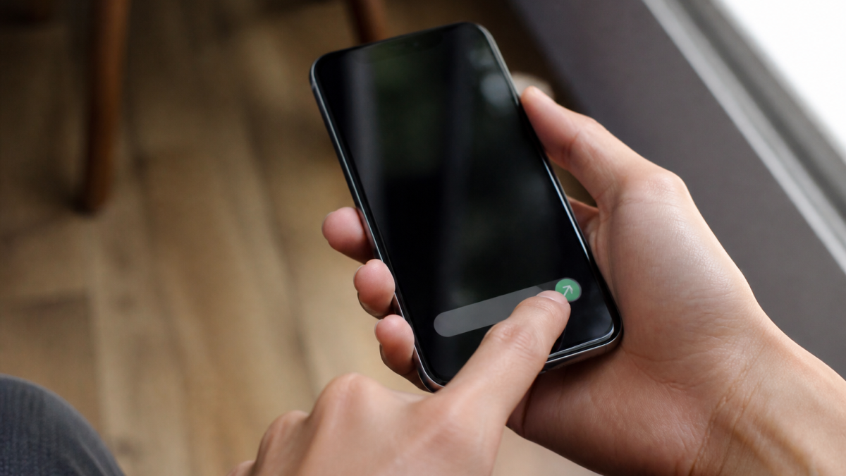 Doigt appuyant sur bouton envoyer planifie message smartphone