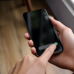 Doigt appuyant sur bouton envoyer planifie message smartphone