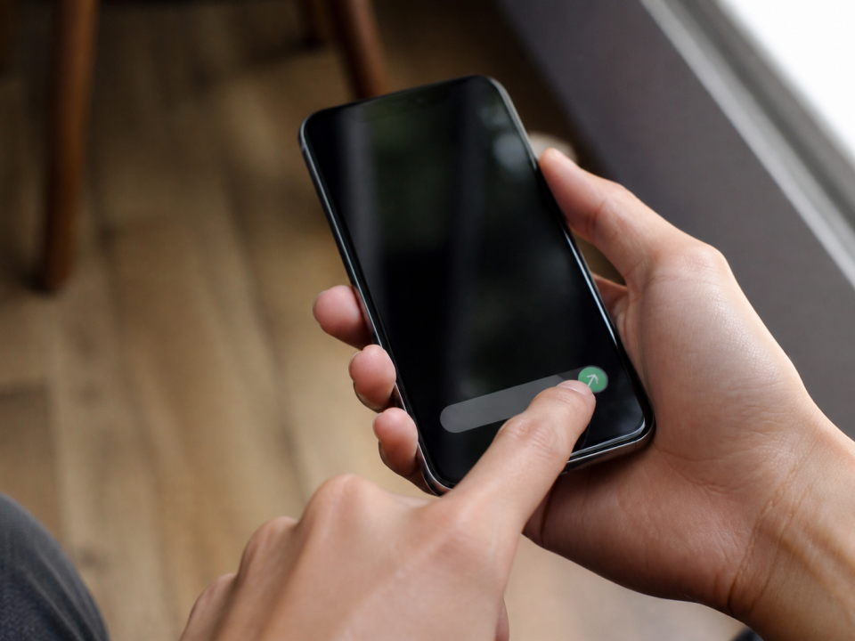 Doigt appuyant sur bouton envoyer planifie message smartphone