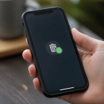 Ecran de telephone affichant messages supprimes avec icone de recuperation