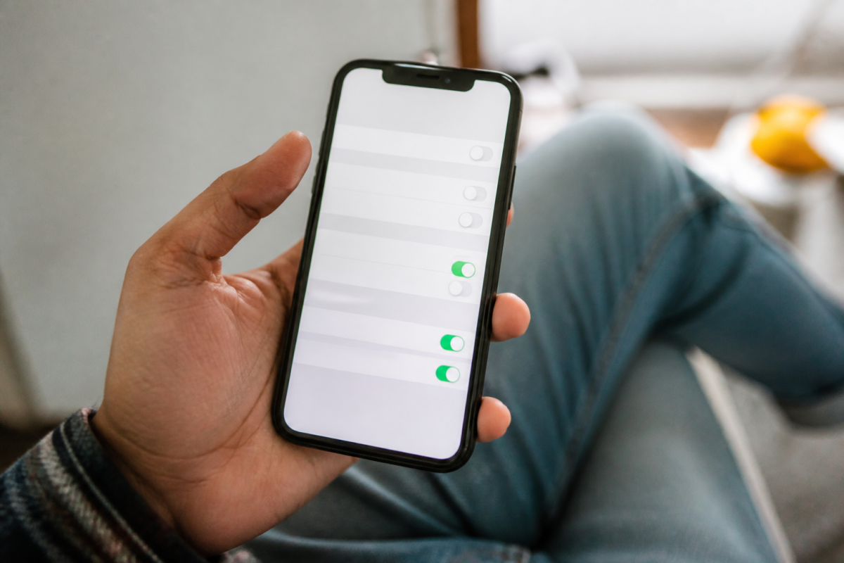 Smartphone affichant parametres sauvegarde automatique WhatsApp