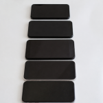 Plusieurs telephones mobiles aligns verticalement sur surface blanche