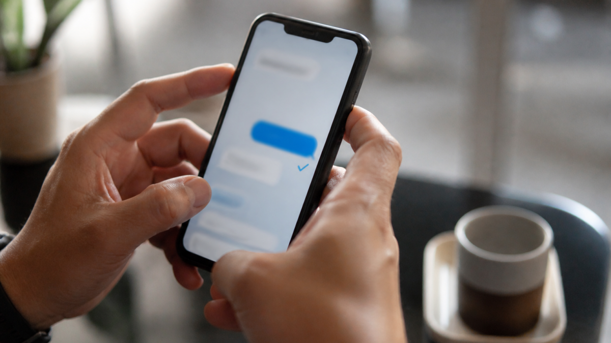 Telephone affichant message texte avec icone de lecture confirmee