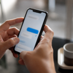 Telephone affichant message texte avec icone de lecture confirmee