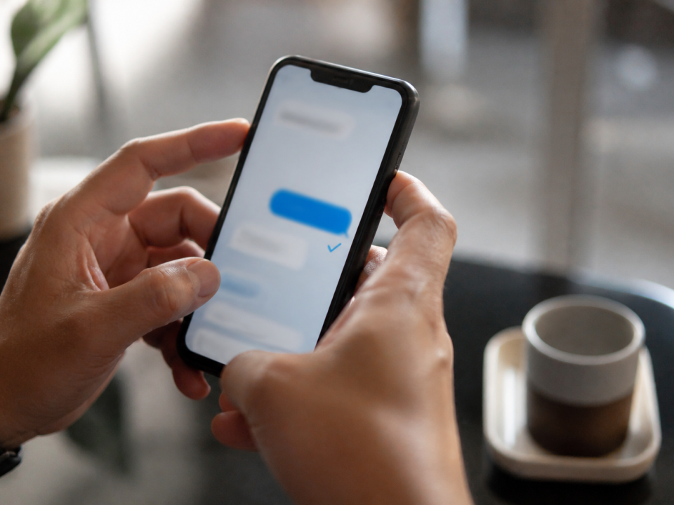 Telephone affichant message texte avec icone de lecture confirmee