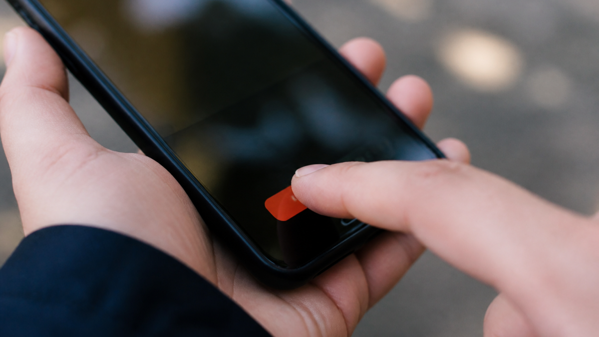 Doigt appuyant sur bouton suppression rouge sur ecran smartphone