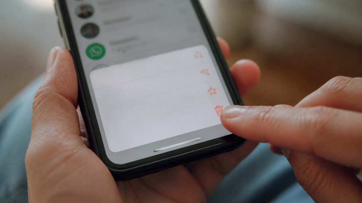 Doigt appuyant sur contact WhatsApp avec option suppression affichee