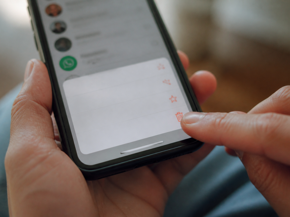 Doigt appuyant sur contact WhatsApp avec option suppression affichee
