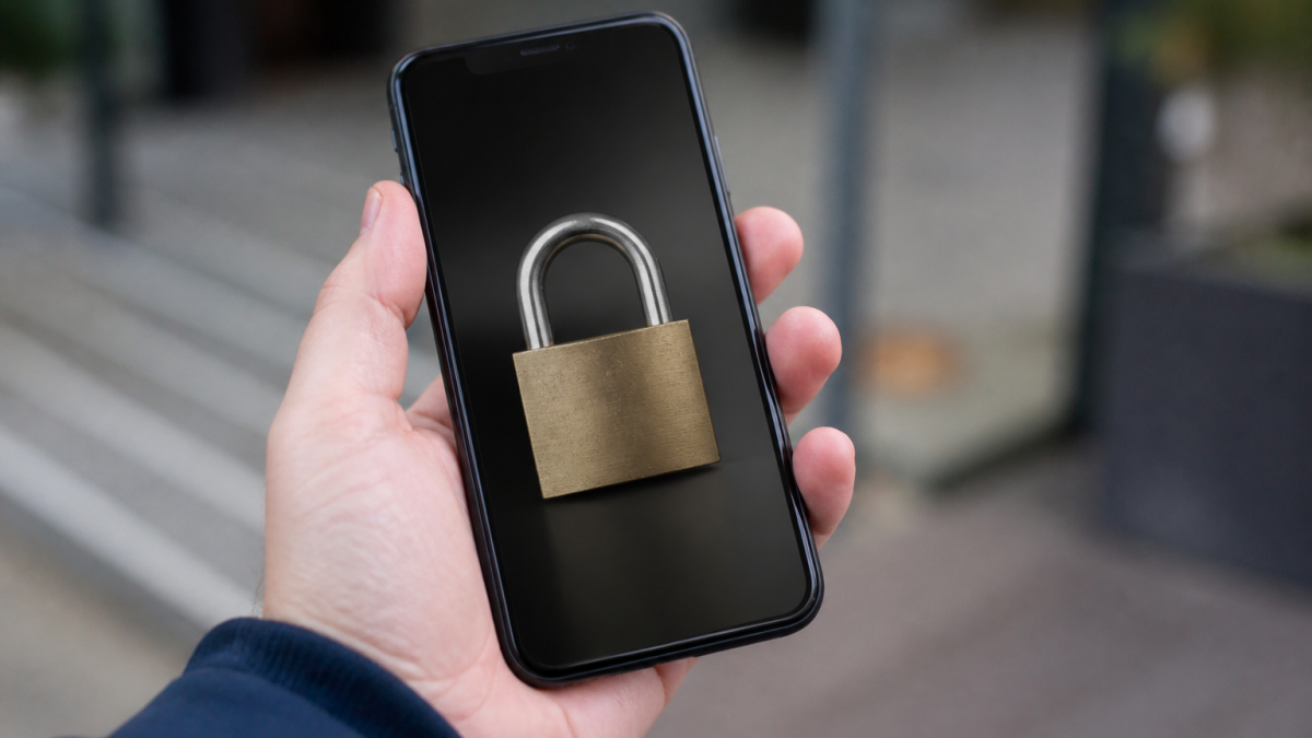 Main tenant smartphone avec cadenas ferme affiche sur ecran