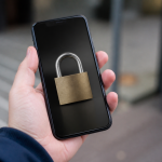 Main tenant smartphone avec cadenas ferme affiche sur ecran