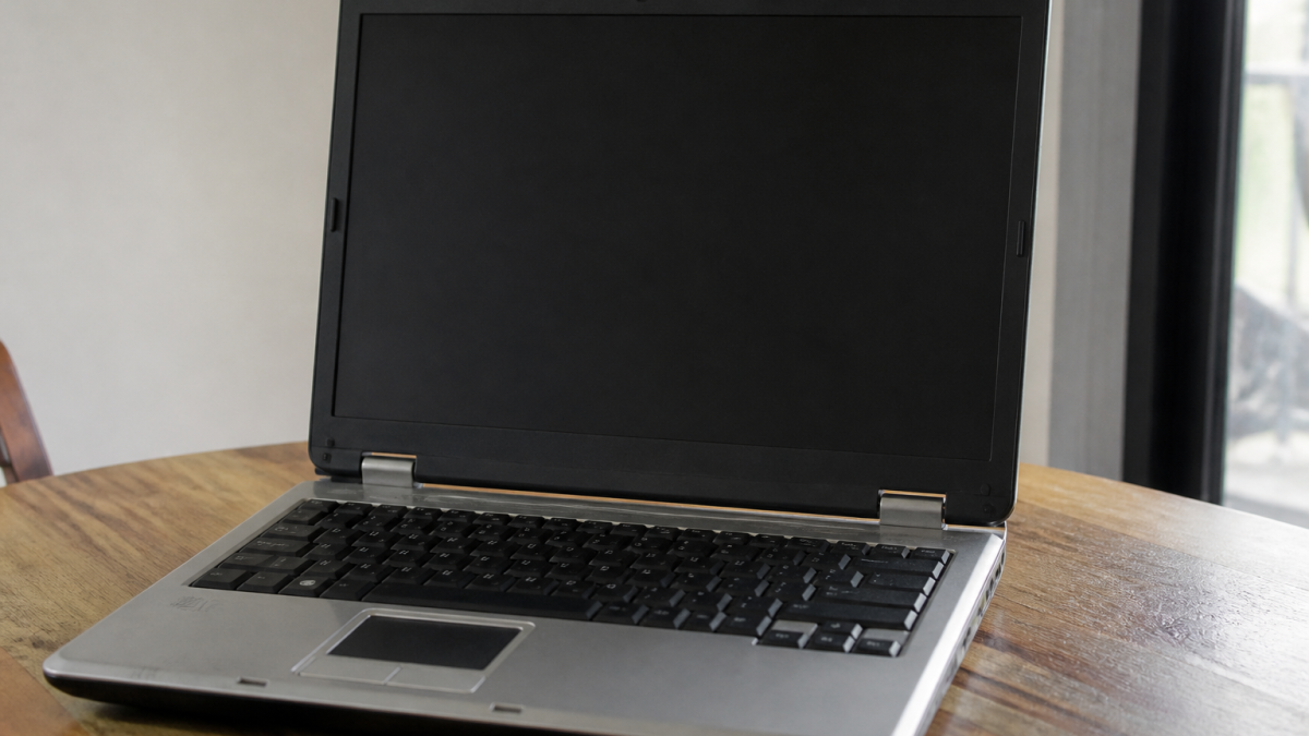 Ordinateur portable Toshiba Satellite ouvert affichant antenne wifi integree