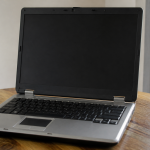 Ordinateur portable Toshiba Satellite ouvert affichant antenne wifi integree