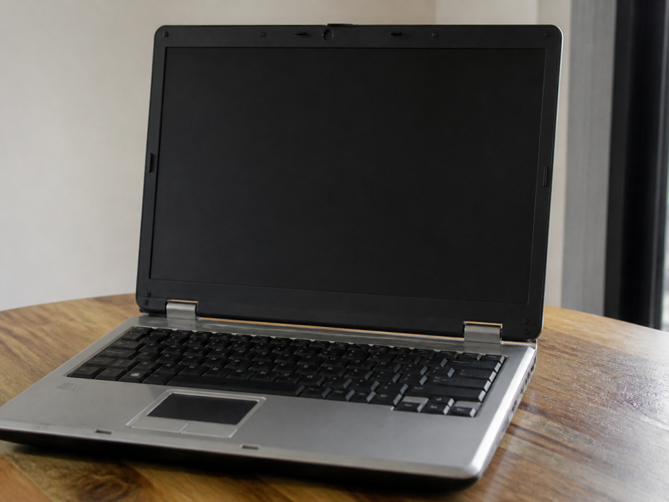 Ordinateur portable Toshiba Satellite ouvert affichant antenne wifi integree