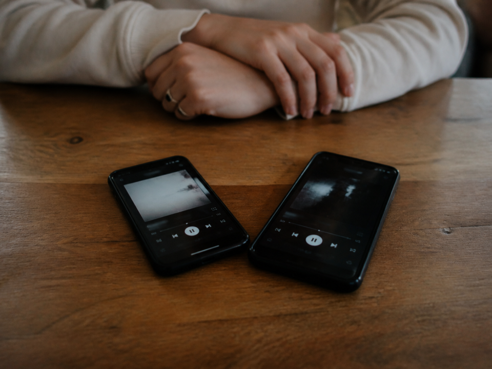 Deux smartphones cote a cote affichant l'application Spotify