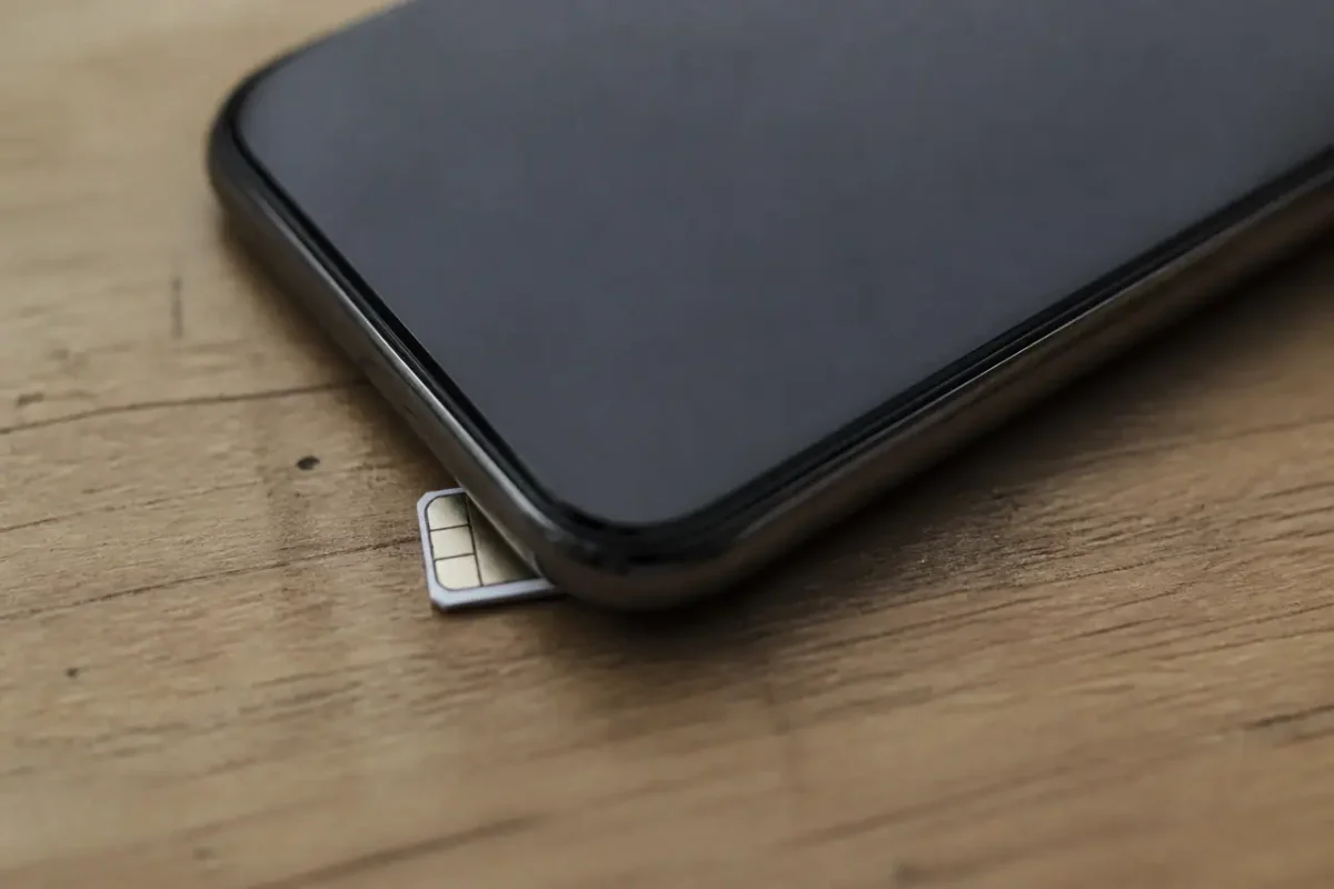 Iphone noir pose sur une carte SIM