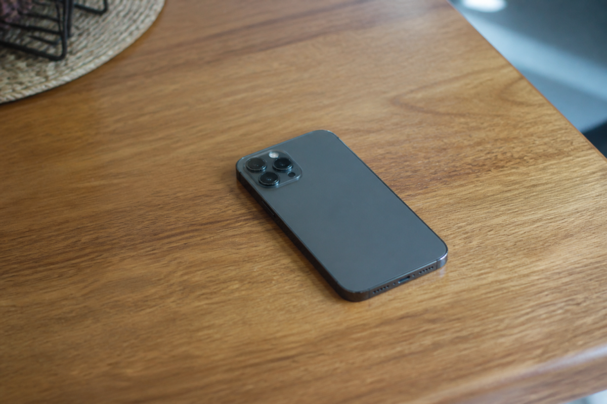 Smartphone gris couche sur une table en bois