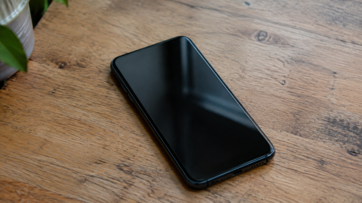 Smartphone noir pose sur table en bois