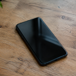 Smartphone noir pose sur table en bois
