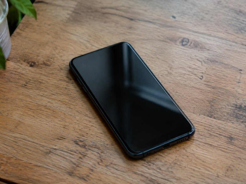 Smartphone noir pose sur table en bois